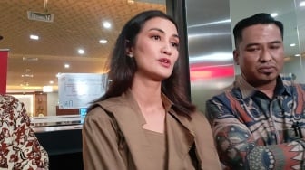 Atiqah Hasiholan Bocorkan Film Kampung Jabang Mayit, Ciptakan Kengerian Dalam Terang