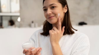 4 Moisturizer Terbaik untuk Kulit Berjerawat, Bantu Kontrol Minyak Berlebih