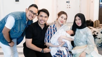 Jenguk Shandy Purnamasari yang Baru Melahirkan, Cara Aaliyah Massaid Gendong Baby J Jadi Perbincangan