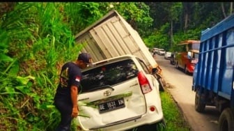 Truk Boks Gagal Nanjak di Turunan Mutun, 4 Kendaraan Ringsek