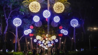 Pejalan kaki melintas di trotoar Jalan Jenderal Sudirman, Jakarta, Rabu (25/12/2024). [Suara.com/Alfian Winanto]