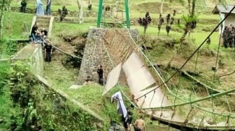 Jembatan Penyeberangan Taman Nasional Gunung Halimun Salak Ambruk, 24 Wisatawan Jatuh ke Sungai