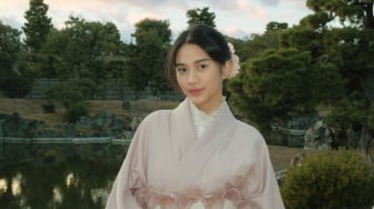 Liburan ke Jepang Tanpa Pratama Arhan, Potret Mempesona Azizah Salsha Keliling Kyoto Pakai Kimono Tuai Sorotan