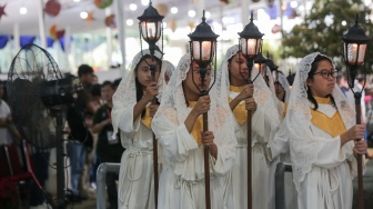 Umat Katolik mengikuti misa keluarga natal di Gereja Katedral, Jakarta, Rabu (25/12/2024). [Suara.com/Alfian Winanto]