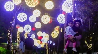 Pejalan kaki melintas di trotoar Jalan Jenderal Sudirman, Jakarta, Rabu (25/12/2024). [Suara.com/Alfian Winanto]