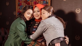 Spesial Hari Ibu: Kisah Pemberdayaan Perempuan Melalui Tenun dan Songket