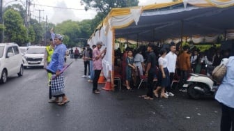 Jemaat Terharu, Pecalang Amankan Natal di Bali: "Saya Bangga!"