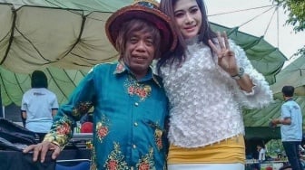 Sosok Pramugari Cantik Istri Pak Tarno, Batang Hidungnya Tak Kelihatan Saat Pak Tarno Menderita Stroke!