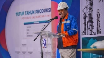 Komisaris Utama, Andhi Nirwanto dalam acara pengantongan terakhir tutup produksi 2024, Selasa (24/12/2024). Melalui ragam inovasi dan penerapan teknologi, Pupuk Kaltim terus berupaya meningkatkan produksi untuk membantu pemerintah mencapai swasembada pangan nasional. (Dok: Pupuk Kaltim)