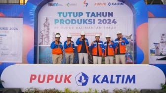 Jajaran Komisaris dan Direksi Pupuk Kaltim bersama perwakilan karyawan Pupuk Kaltim dalam acara pengantongan terakhir tutup produksi 2024, Selasa (24/12/2024). (Dok: Pupuk Kaltim)
Selain operasional produksi, Pupuk Kaltim juga terus memastikan distribusi pupuk berjalan dengan baik.