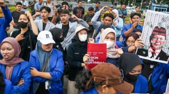 Sejumlah mahasiswa melakukan aksi demontrasi menolak kenaikan PPN 12 persen di Patung Kuda, Jakarta, pada Kamis  (26/12/2024). [Suara.com/Alfian Winanto]