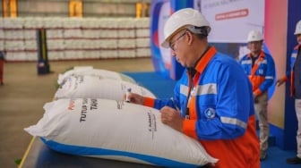 Direktur Pengembangan Pupuk Kaltim, Hanggara Patrianta dalam acara pengantongan terakhir tutup produksi 2024, Selasa (24/12/2024). Jumlah realisasi produksi akan terus meningkat, dengan prognosa capaian produksi hingga 31 Desember untuk produksi urea mencapai 104,3%, yaitu 3.417.139 juta ton, produksi NPK mencapai 120,4%, yaitu 289.028 ribu ton, produksi amonia mencapai 102,2%, yaitu 2.768.007 juta ton, dan produksi Amoniak DDJ mencapai 97,8%, yaitu 783.915 ton. (Dok: Pupuk Kaltim)