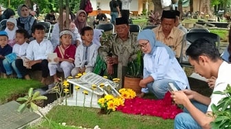 Rayakan Ultah Dante, Sang Nenek Hiasi Makam dengan Bunga Berbentuk Minion