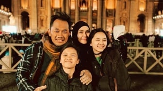 Silsilah Hanung Bramantyo: Pernah Sembunyikan Darah Tionghoa, Kini Ajak Keluarga ke Misa Natal Usai Umrah