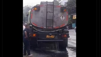 Truk Tangki Bahan Kimia Bocor di Bandung, Ini Cara Menetralkan Soda Api yang Benar