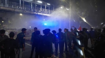 Aksi Mahasiswa BEM SI Tolak PPN 12 Persen Dibubarkan Serangan Water Canon Aparat