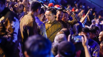 Wakil Presiden Gibran Rakabuming Raka menyapa umat nasrani saat menghadiri Perayaan Natal Nasional 2024 yang berlangsung di Indonesia Arena, Jakarta, Sabtu (28/12/2024). [Suara.com/Alfian Winanto]