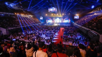 Umat Nasrani mengikuti ibadah Misa Natal dalam rangka Perayaan Natal Nasional 2024 yang berlangsung di Indonesia Arena, Jakarta, Sabtu (28/12/2024). [Suara.com/Alfian Winanto]