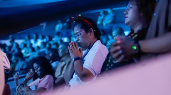 Umat Nasrani mengikuti ibadah Misa Natal dalam rangka Perayaan Natal Nasional 2024 yang berlangsung di Indonesia Arena, Jakarta, Sabtu (28/12/2024). [Suara.com/Alfian Winanto]