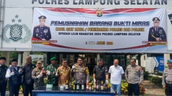 Polres Lampung Selatan Musnahkan 649 Botol Miras Hasil Operasi Lilin 2024