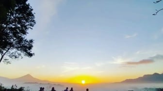 Bukit Barede, Menyaksikan Keindahan Sunrise Magelang dari Atas Ketinggian