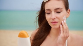 3 Sunscreen SPF 50 dengan Formula Ringan dan Nyaman Dipakai Cuaca Panas