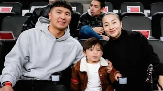 Nonton NBA Seminggu usai Melahirkan, Gaya Elegan Nikita Willy Tenteng Tas Mewah Ratusan Juta Jadi Sorotan