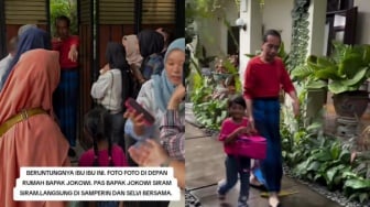 Sarungan Sehabis Nyiram, Jokowi Ajak Bocah Masuk ke Rumahnya dan Diberi Hadiah, Netizen: Seperti Cucu Sendiri