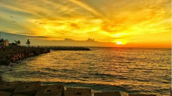 Pantai Tapak Paderi, Menyaksikan Keindahan Sunset di Penghujung Tahun