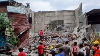 Bruukkk! Bangunan Dua Lantai Kios di Pasar Besi Mojo Ambruk, 8 Orang Jadi Korban