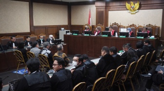 Suasana sidang pembacaan putusan kasus dugaan korupsi tata niaga komoditas timah di wilayah izin usaha pertambangan (IUP) PT Timah tahun 2015-2022 dengan terdakwa (dari kiri ke kanan) Helena Lim, Mochtar Riza Pahlevi Tabrani, Emil Ermindra, dan MB Gunawan di Pengadilan Tipikor, Jakarta, Senin (30/12/2024). [ANTARA FOTO/Akbar Nugroho Gumay/nym]