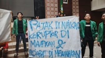 Tolak PPN 12 Persen, Mahasiswa Duduki Ruang Rapat Paripurna DPRD Sumut: Koruptor Dimaafkan, Pejabat Dimewahkan!