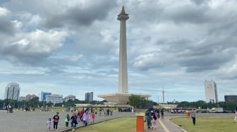 Monas Banjir Pengunjung Jelang Tahun Baru, Keluarga Bahagia Bersama