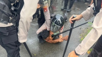 Mario Mabuk Nekat Hadang Pengendara Sambil Tenteng Sajam di Cengkareng, Berujung Menginap di Kantor Polisi