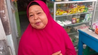 Istri Pertama Pak Tarno Sujud Syukur Dikasih Uang Puluhan Juta dari Gus Miftah