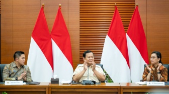 Presiden Prabowo Subianto (tengah) didampingi Menteri Keuangan Sri Mulyani (kanan) dan Seskab Teddy Indra Wijaya (kiri) menghadiri konferensi pers terkait kenaikan tarif Pajak Pertambahan Nilai (PPN) di Kantor Kementerian Keuangan, Jakarta, Selasa (31/12/2024). [ANTARA FOTO/Aprillio Akbar/aww]