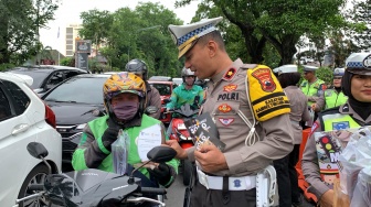 Unik! Cara Polresta Solo Berikan Es Cendol Dawet, Apresiasi Pengemudi Tertib Lalu Lintas