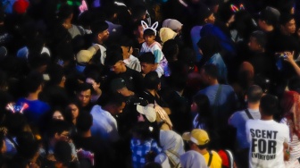 Suasana padatnya warga saat Car Free Night menyambut malam pergantian tahun di Bundaran HI, Jakarta, Selasa (31/12/2024). [Suara.com/Alfian Winanto]