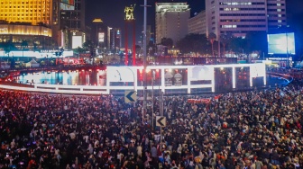 Suasana padatnya warga saat Car Free Night menyambut malam pergantian tahun di Bundaran HI, Jakarta, Selasa (31/12/2024). [Suara.com/Alfian Winanto]