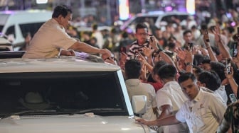 Momen Prabowo Sapa Warga saat Car Free Night Jakarta