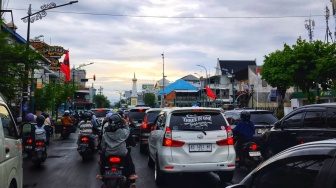 Malioboro dan Tugu Jogja Padat Pengunjung, Sambut Tahun Baru 2025