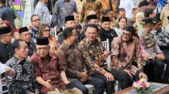 Momen Langka! Anies dan Ahok Duduk Sebelahan, Ngobrol Akrab di Balai Kota