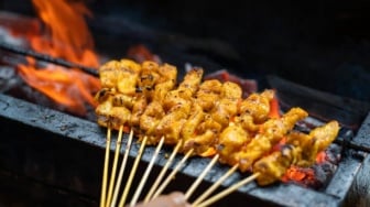 Anti Ribet! Cara Cepat Nyalakan Arang dengan Kertas untuk Pesta BBQ Tahun Baru