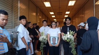 Hati Pilu Jedar Lepas Ayah Tercinta ke Peristirahatan Terakhir