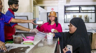 Pengunjung memesan es krim di Ragusa Es Italia di Jakarta, Rabu (1/1/2025). [Suara.com/Alfian Winanto]