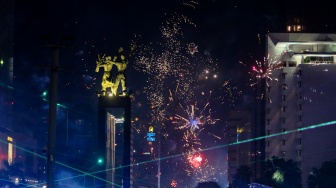 Suasana pesta kembang api saat malam perayaan tahun baru 2025 kawasan Bundaran HI, Jakarta, Rabu (1/1/2025). [Suara.com/Alfian Winanto]