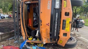 Rem Blong, Truk Terguling Timpa Minibus dan Motor di Pidie, 5 Orang Tewas