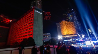 Suasana pertunjukan Drone Light Show saat malam perayaan tahun baru 2025 kawasan Bundaran HI, Jakarta, Rabu (1/1/2025). [Suara.com/Alfian Winanto]