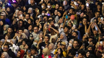 Warga melihat pesta kembang api saat malam perayaan tahun baru 2025 kawasan Bundaran HI, Jakarta, Rabu (1/1/2025). [Suara.com/Alfian Winanto]