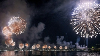 Kembang api dinyalakan di Teluk Acapulco selama perayaan Malam Tahun Baru di Acapulco, Negara Bagian Guerrero, Meksiko, Rabu (1/1/2025). [FRANCISCO ROBLES / AFP]